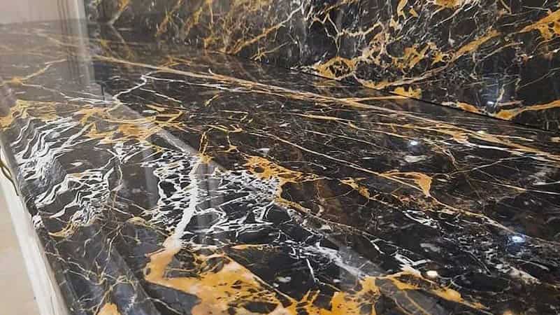 سنگ اسلب گلدن بلک در کابینت آشپزخانه